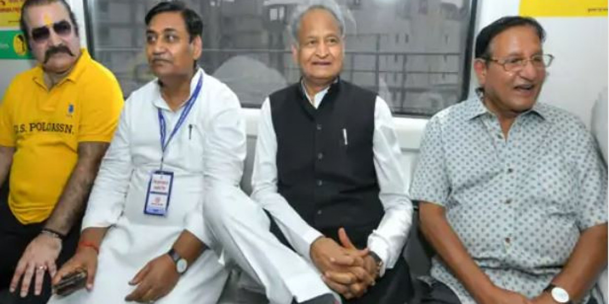 जयपुर में मुख्यमंत्री अशोक गहलोत ने मेट्रो में किया सफर