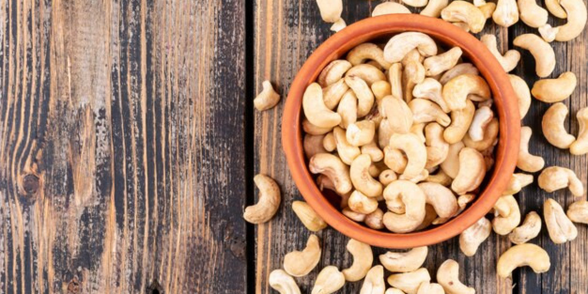 What health advantages do cashew nuts offer, and what is the recommended method for their consumption to promote well-be